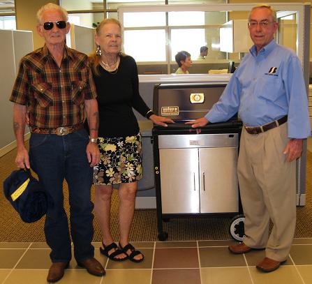 dale-miller-with-grill-winner-linda-barney-husband-terry-barney